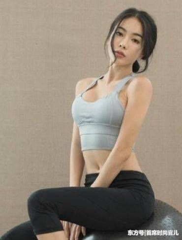  「优雅」街拍：时尚简约的小姐姐，穿搭打底裤，提升独特气质！