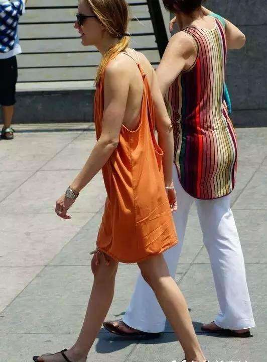 街拍: 真空上街的豪放外国妹子, 完全不怕被看见