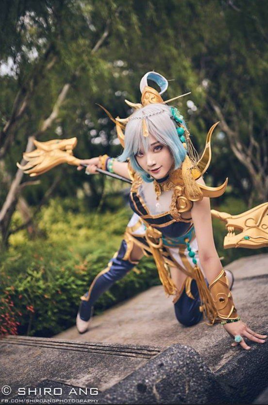 前螺旋猫成员Cos《英雄联盟》拉克丝 性感吸睛!