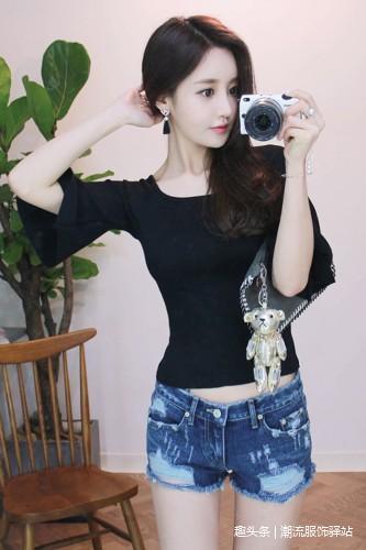 漂亮的辣妈,戴着墨镜,穿着牛仔短裤的一瞬间,打扮得很年轻!