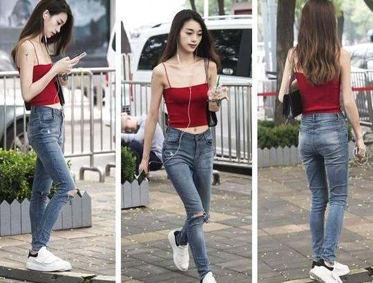 紧身牛仔、吊带衫,带来一丝小清新的感觉
