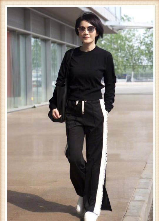 闫妮是47岁，俞飞鸿也是47岁，两人同现机场，差距竟如此尴尬