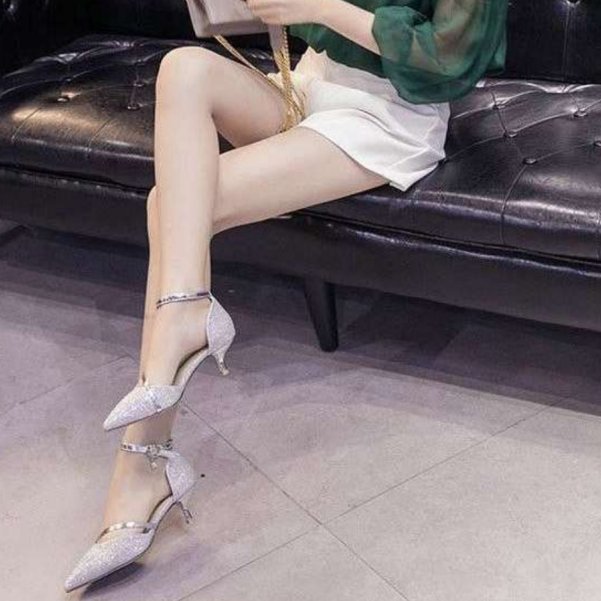 如今的女人真敢穿，超短裙配高跟鞋，“下半身失踪”更显腿长