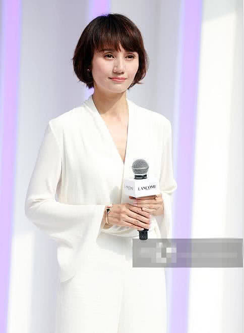 袁泉未修照公开，满脸细纹遮不住气质，网友：真正的“高级脸”