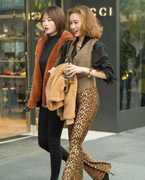  短袖@街拍：雪肤花貌的美女，一件白色短袖配蓝色牛仔裤，时尚女神气质