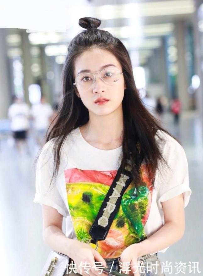 张雪迎减肥有术，白T上铺满“野餐”，半扎丸子头让杨幂很尴尬！