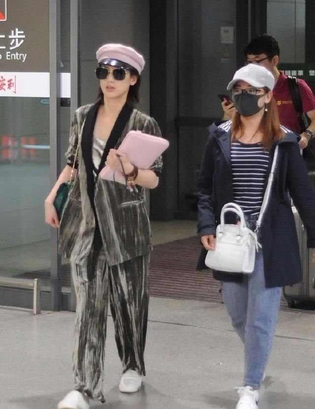 黄圣依这帽子被嘲是垃圾袋，网友:一辈子都买不起人家的垃圾袋!