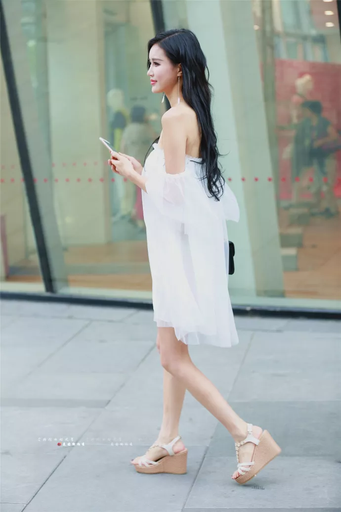 街拍：女子露肩装怎么穿好看?小姐姐吊带VS一字肩