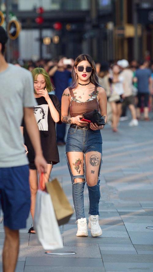 街拍：小姐姐吊带配牛仔裤，破洞怎么会如此尴尬