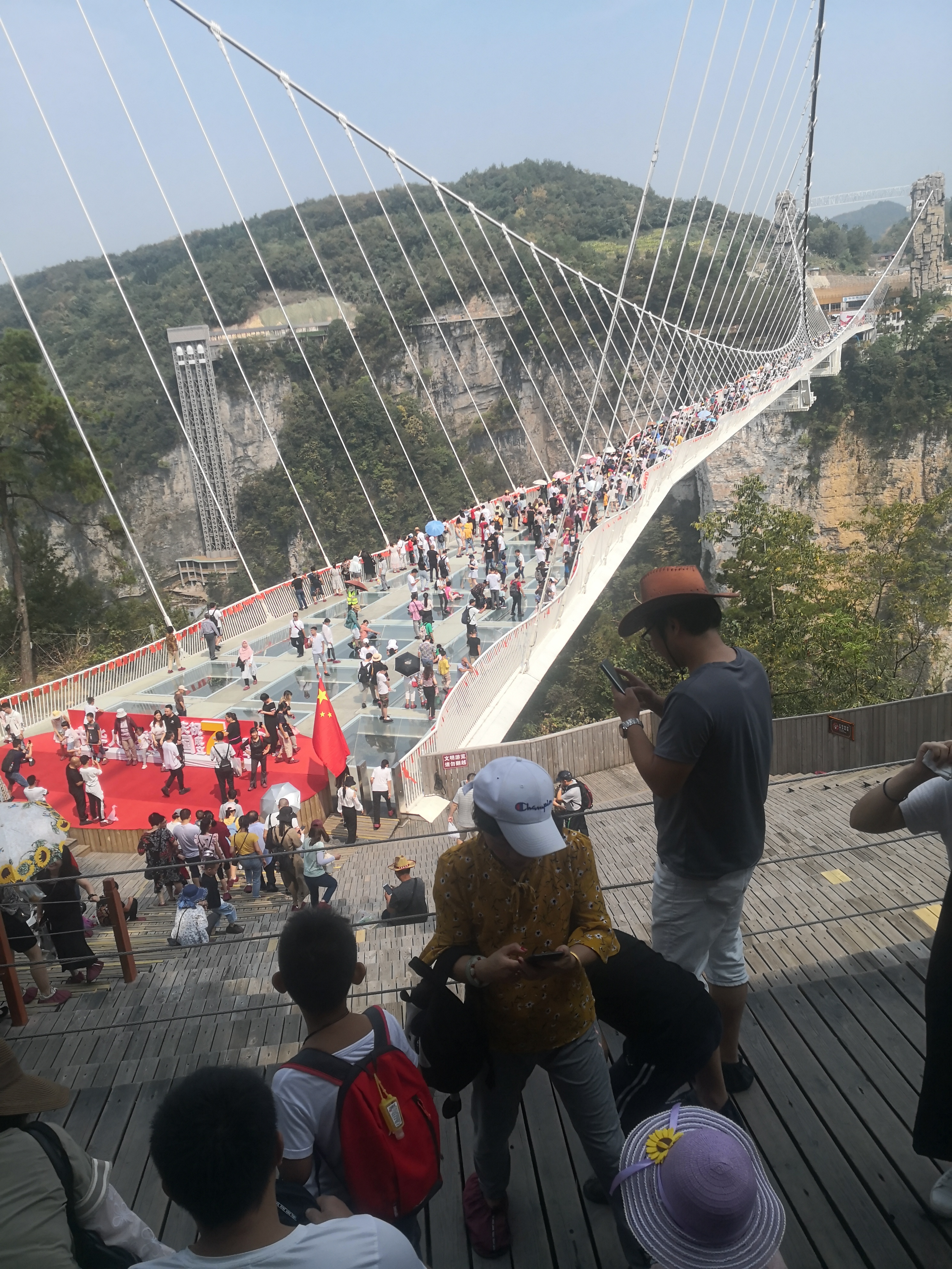 国庆期间张家界大峡谷玻璃桥其实是这个样子的哈!!!