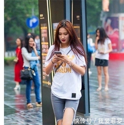 红色|街拍:美女身穿红色的连衣裙,白色的外搭,时尚靓丽有活力