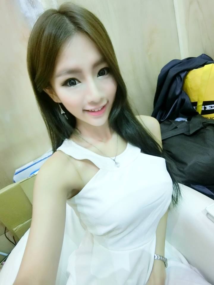 性感清纯白色吊带短裙长发美女校花图片集