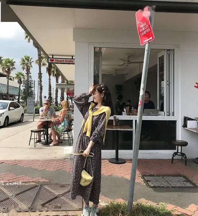  皮衣■碎花连衣裙这样搭，直接显瘦两公斤！
