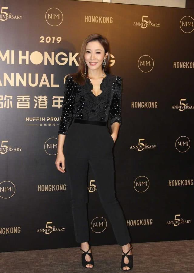 女性朋友:40岁杨怡气质真好,穿吊带条纹连衣裙配腰带,锁骨发型时髦又减龄