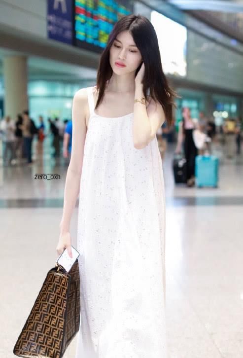 何穗胖了？一身宽松长裙没能藏住她腋下的赘肉，但依旧美的很优雅