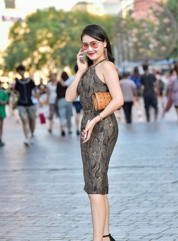 精致■美女身材姣好,面容精致,这样的小姐姐好可爱