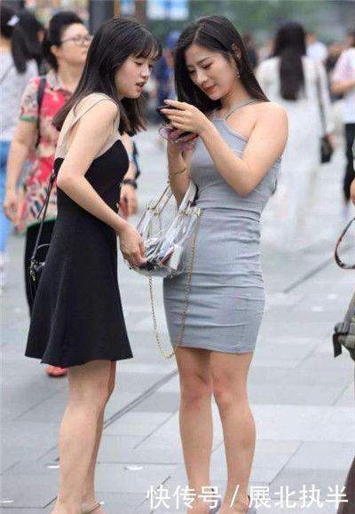 「紧身裤」街拍:美女穿高腰紧身裤,显得腰细腿长,明艳动人