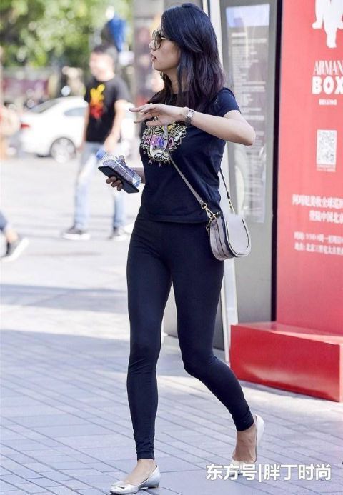 线条:身材线条优美动人!,街拍:富有气质的热裤小姐姐