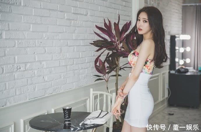妩媚典雅的气质美女，碎花短裙显清新大气，成熟美韵让魅力绽放！