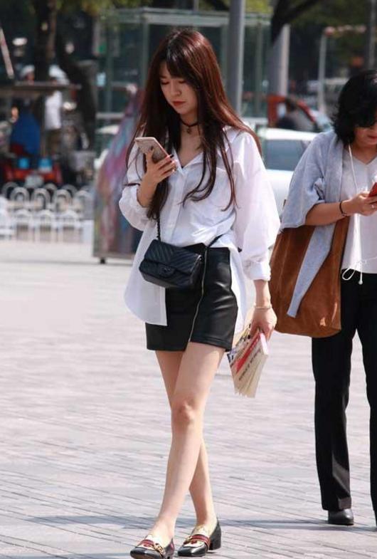 街拍:这个女孩眉宇之间有种超越了她年龄的惊人的美丽