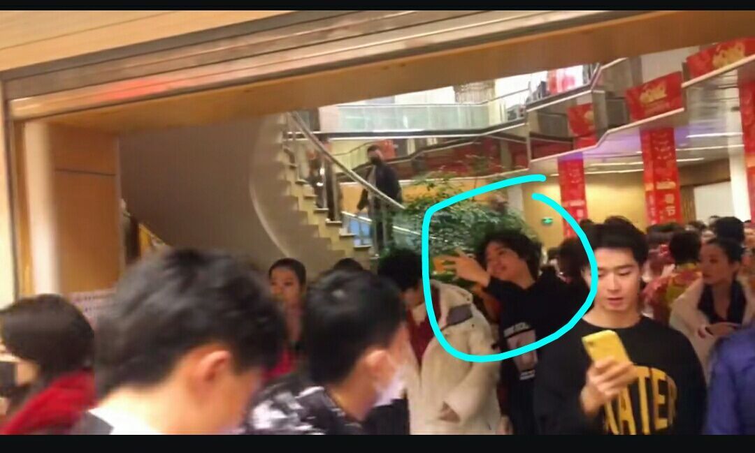  #网上#王俊凯央视后台玩手机，嘴上还在偷笑，粉丝猜测：又在网上冲浪！