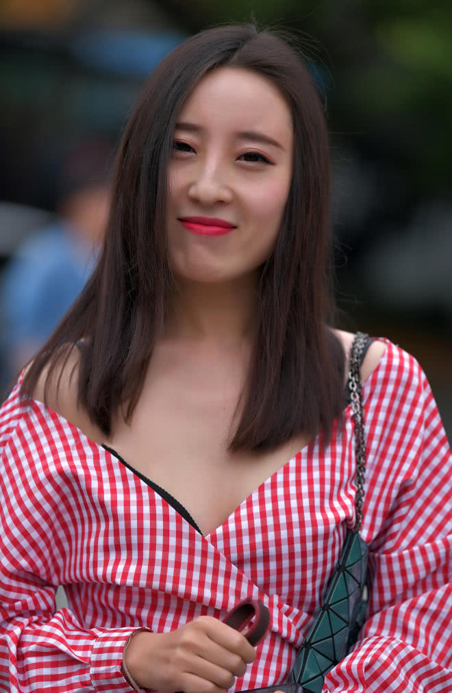 气质小姐姐裹身裙尽显迷人曲线，大胆的深V勾勒出紧致的胸部线条