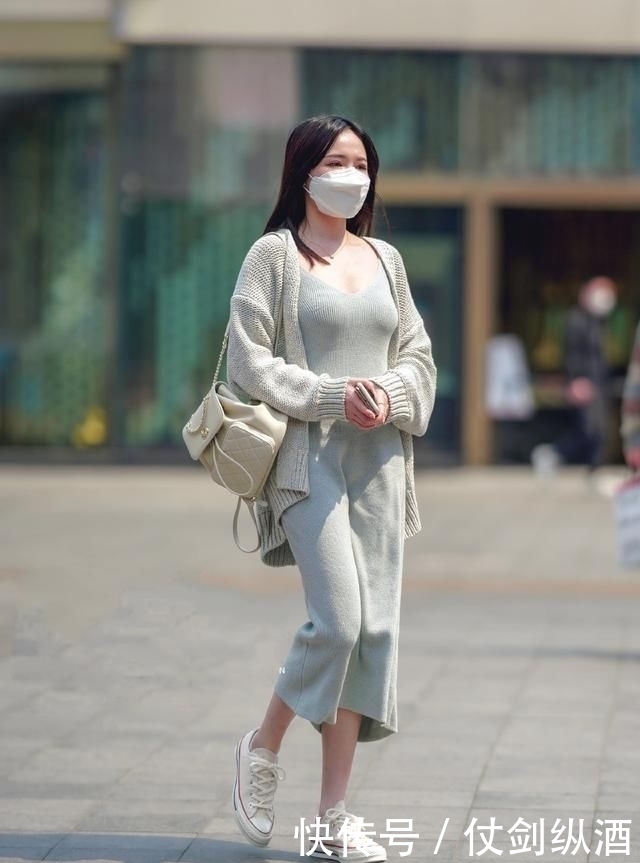  针织■大家注意了！顺色搭配也能穿出层次感，文艺又秀气，妥妥的小仙女