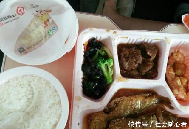 高铁盒饭太贵？只要跟乘务员说一句话，就能吃到价钱低的盒饭！
