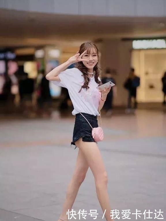  「身穿」街拍：妹妹小姐身穿浅绿色上衣，白色小裙子，别致优雅
