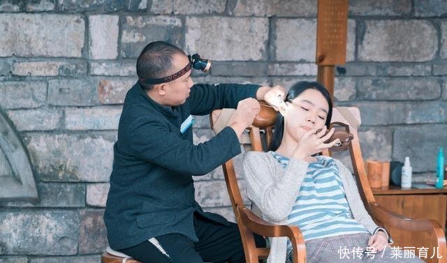 成都宽窄巷子变宰人巷子，掏耳10分钟60元，快成第二个雪乡