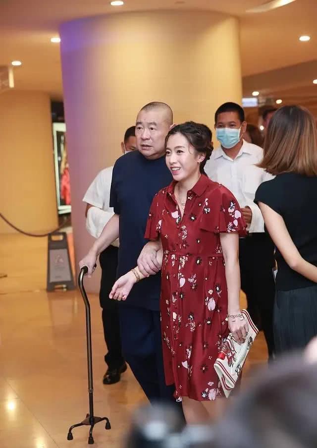  「减龄的效果」“甘比”不愧是刘銮雄的老婆，穿红色印花连衣裙好低调，气质高雅