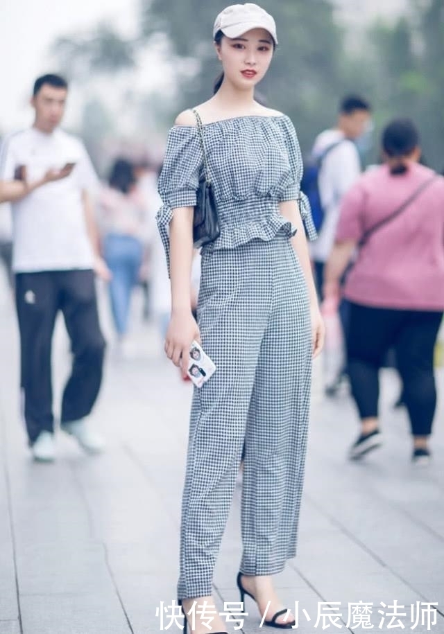  美女：路人街拍，美女穿黑白格纹一字肩上衣，尽显女神范儿