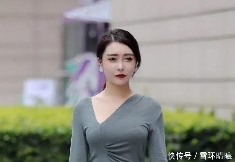 偶遇:街头偶遇优雅小姐姐,搭配灰色长袖,自然大方有魅力