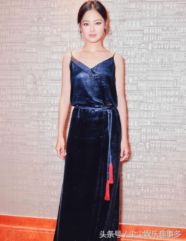 辛芷蕾:姿色诱人，尽显完美身材!