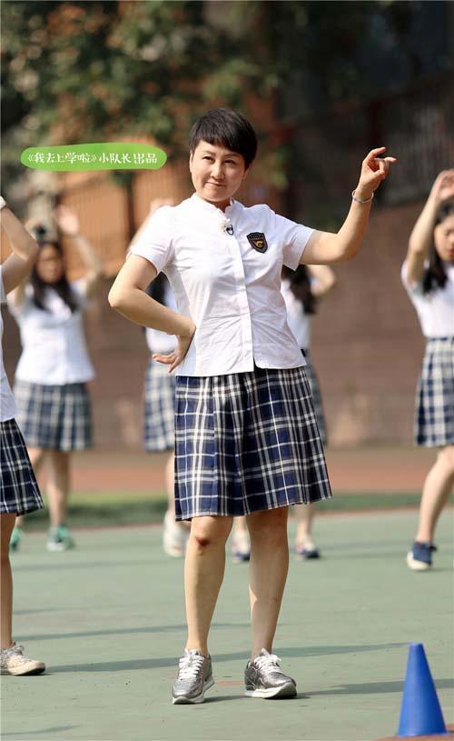 张凯丽穿短裙露大腿被嫌弃，网友吐槽：多大岁数了还敢这么穿