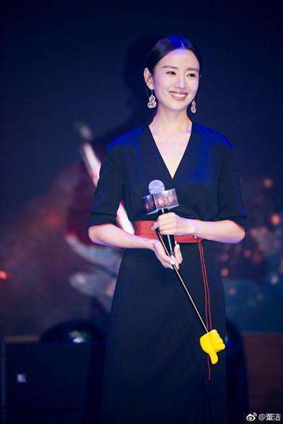 37岁董洁现身活动, 薄纱裙穿出一片风尘, 网友: 清纯形象瞬间崩塌