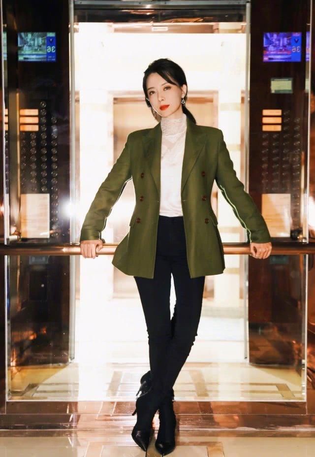 衣摆塞进@身穿灰色西装搭配黑色礼帽，优雅又干练，陈数的气质很难有人超越
