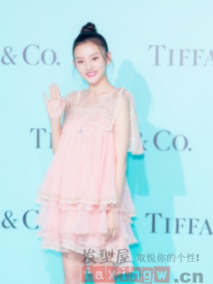 清新女生无刘海露额扎发 日常释放青春魅力