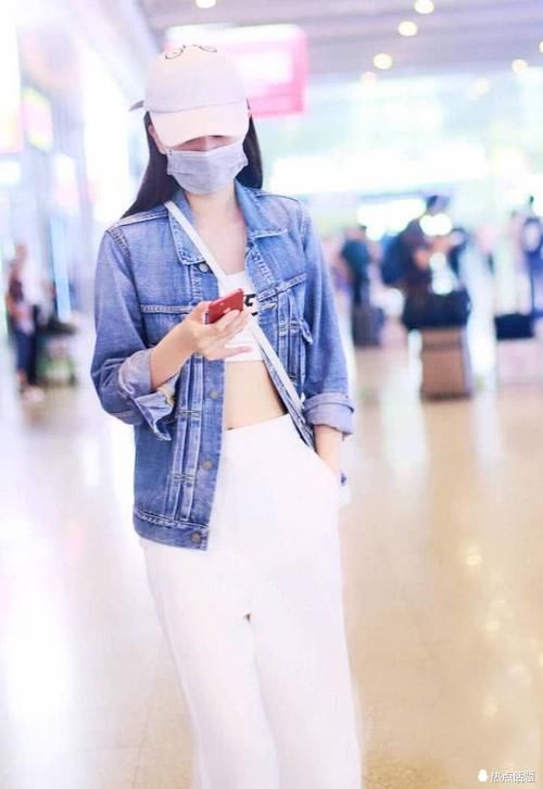 乔欣比超模还敢穿,外套敞开露出内衣真大胆,网友:深藏不露