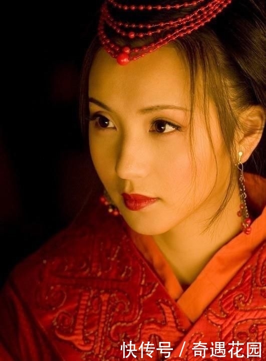  「当红」她曾是女神“万人迷”，当红嫁入豪门，年过40当中戏老师超幸福
