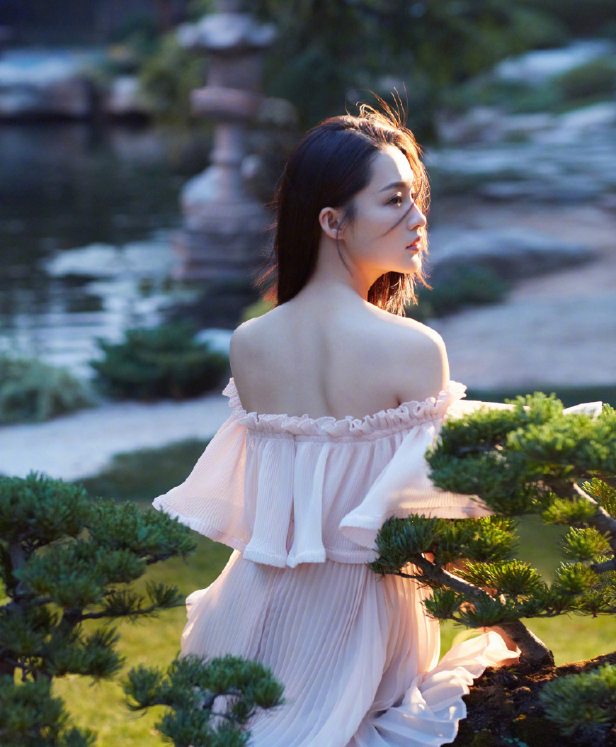 28岁李沁放大招了！身着波点裙性感迷人，网友：这双美腿太抢镜了