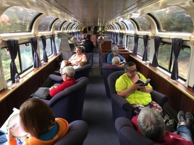 看看中国高铁车厢, 对比美国火车车厢, 怪不得他们的火车票这么贵