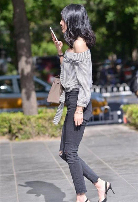  难忘@街拍：简洁大方的小美女，穿搭靓丽动人，让人难忘