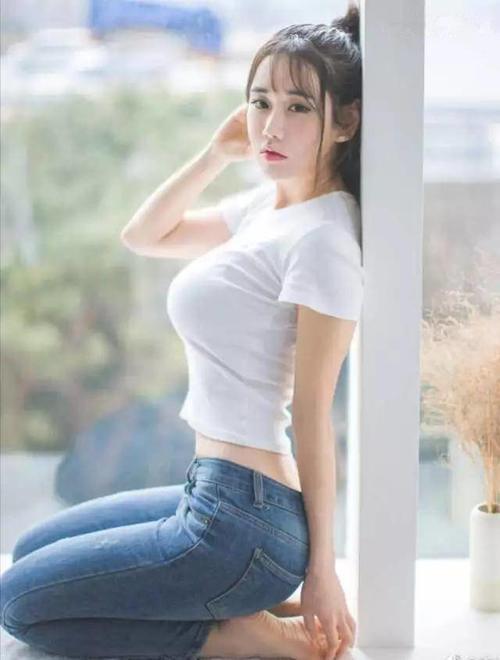 街拍：小姐姐一举手已投足，窈窕的身材一展无余！