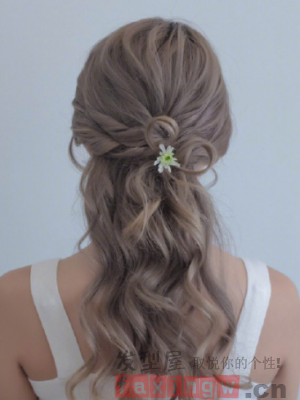 气质卷发怎么扎更好看?这几款发型快来了解一下