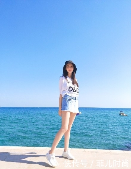 迪丽热巴真自信！穿条超短裤现机场，搭配长袜子毁一身！