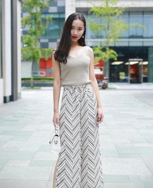 #气质#街拍:气质甜美的时尚小美女,白色的休闲装时尚又美观
