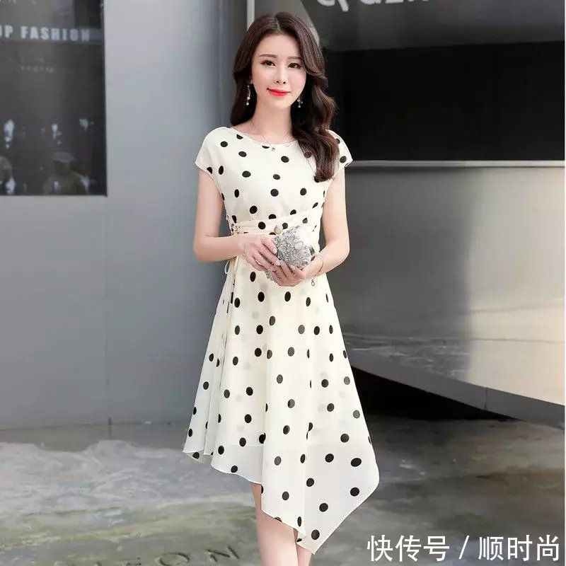 今年很潮流的几款连衣裙，时尚又不贵，三伏天穿时髦又清爽