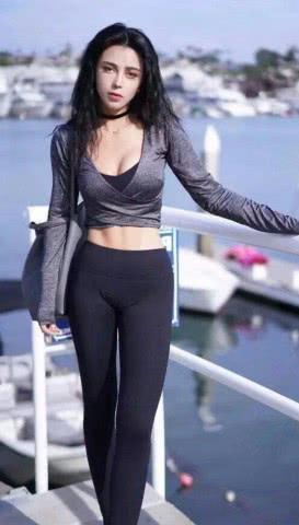 年轻的打底裤辣妈，给人留下了美好记忆，很显时尚！