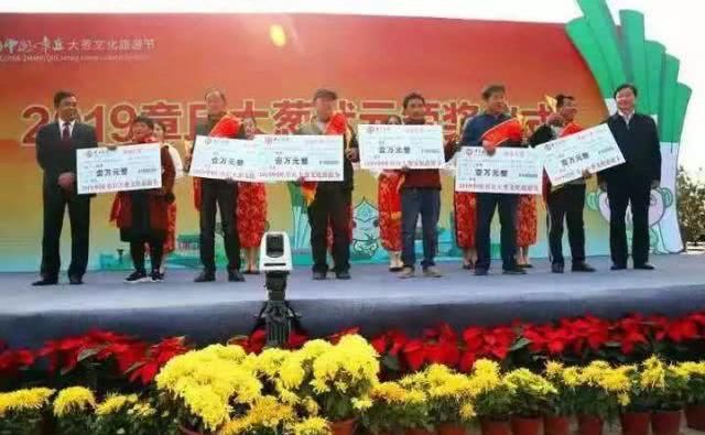  「姚明」人看葱，须仰视！2.435米！章丘今年“葱状元”比姚明还